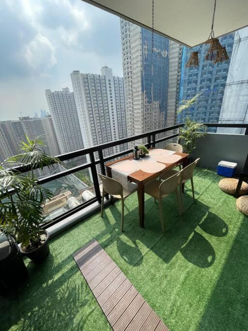 Apartment Near Bgc And Megamall With Free Parking And Videoke Manila