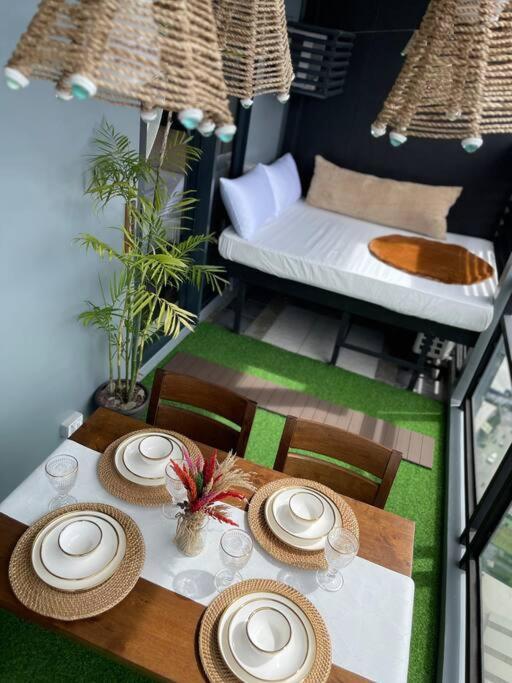 Near Bgc And Megamall With Free Parking And Videoke * Manila