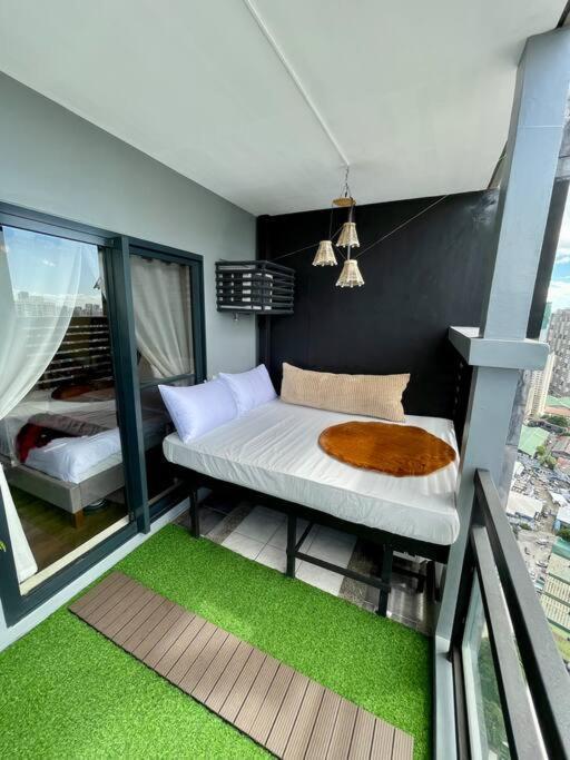 Near Bgc And Megamall With Free Parking And Videoke
