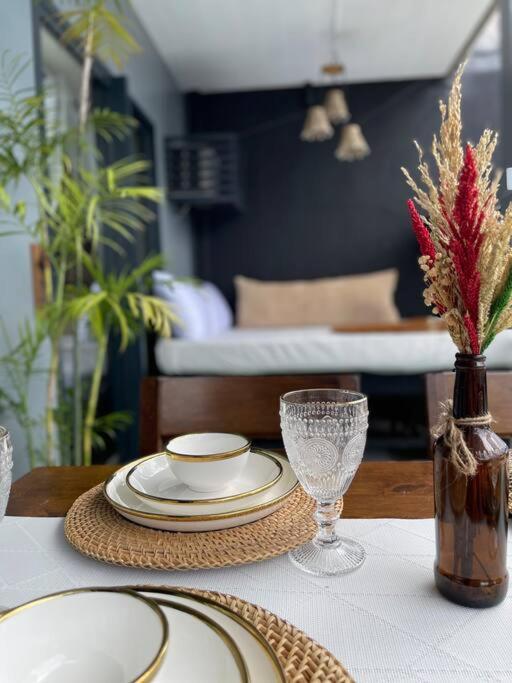 Near Bgc And Megamall With Free Parking And Videoke Apartment