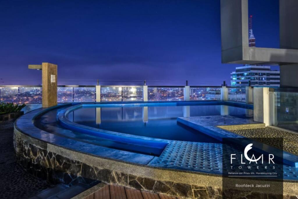 Near Bgc And Megamall With Free Parking And Videoke Apartment *