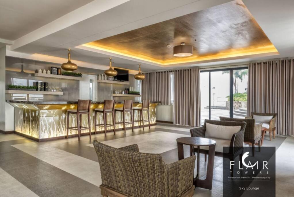Near Bgc And Megamall With Free Parking And Videoke Apartment Manila