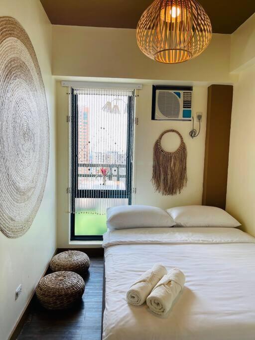 Near Bgc And Megamall With Free Parking And Videoke Apartment