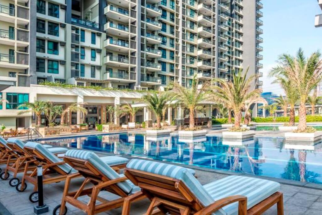 Near Bgc And Megamall With Free Parking And Videoke Apartment Manila