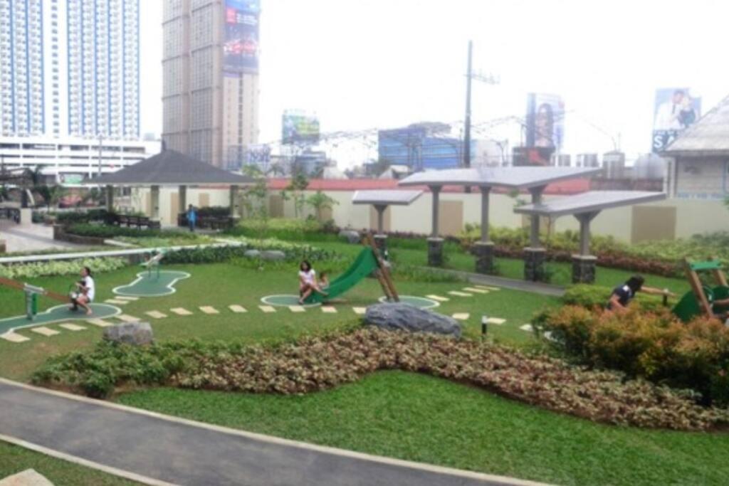 Near Bgc And Megamall With Free Parking And Videoke Apartment *