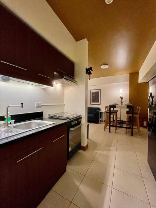 Near Bgc And Megamall With Free Parking And Videoke Apartment Manila