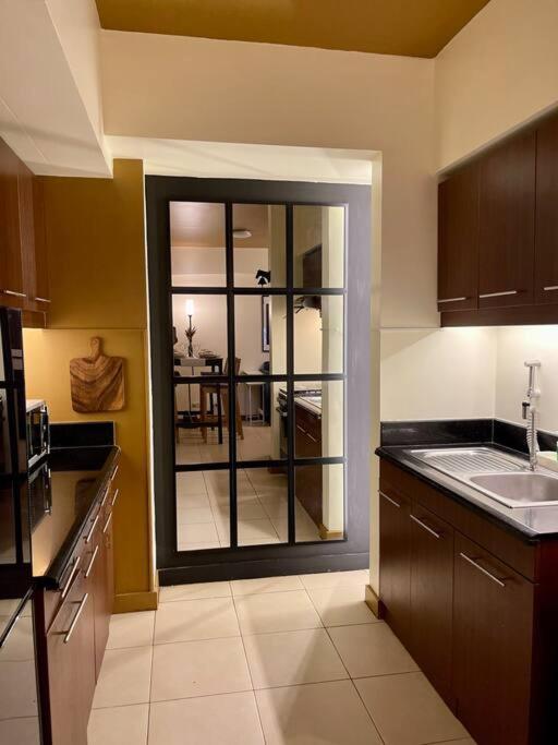 Apartment Near Bgc And Megamall With Free Parking And Videoke *