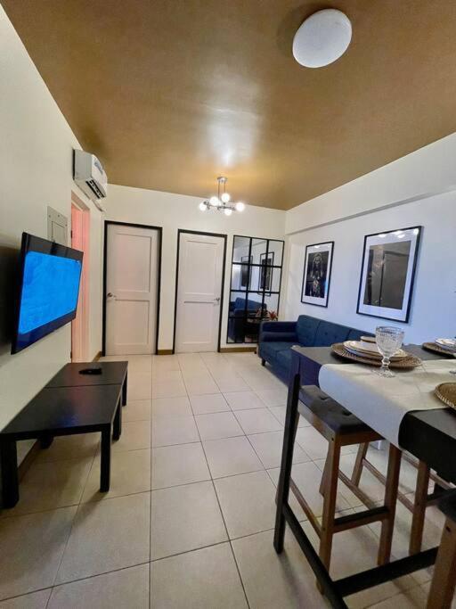 Near Bgc And Megamall With Free Parking And Videoke * Manila