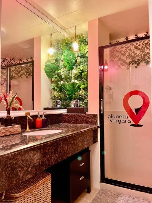 Near Bgc And Megamall With Free Parking And Videoke Apartment