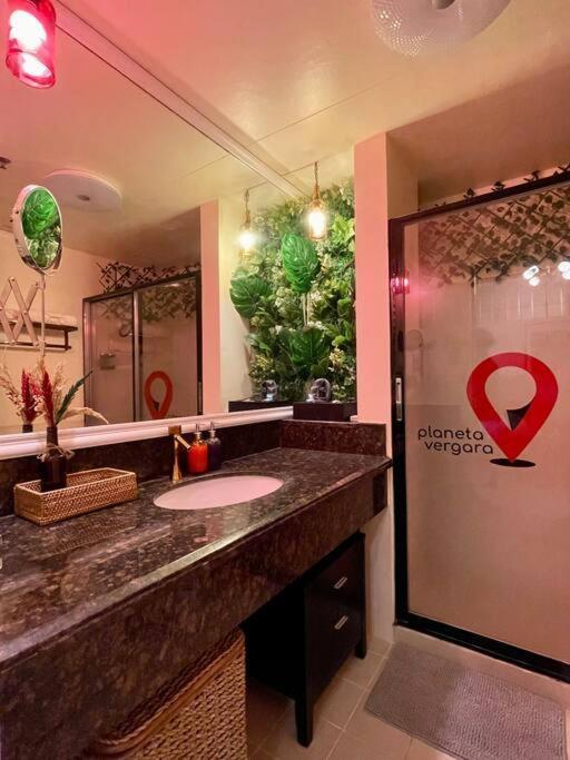 Near Bgc And Megamall With Free Parking And Videoke Apartment *